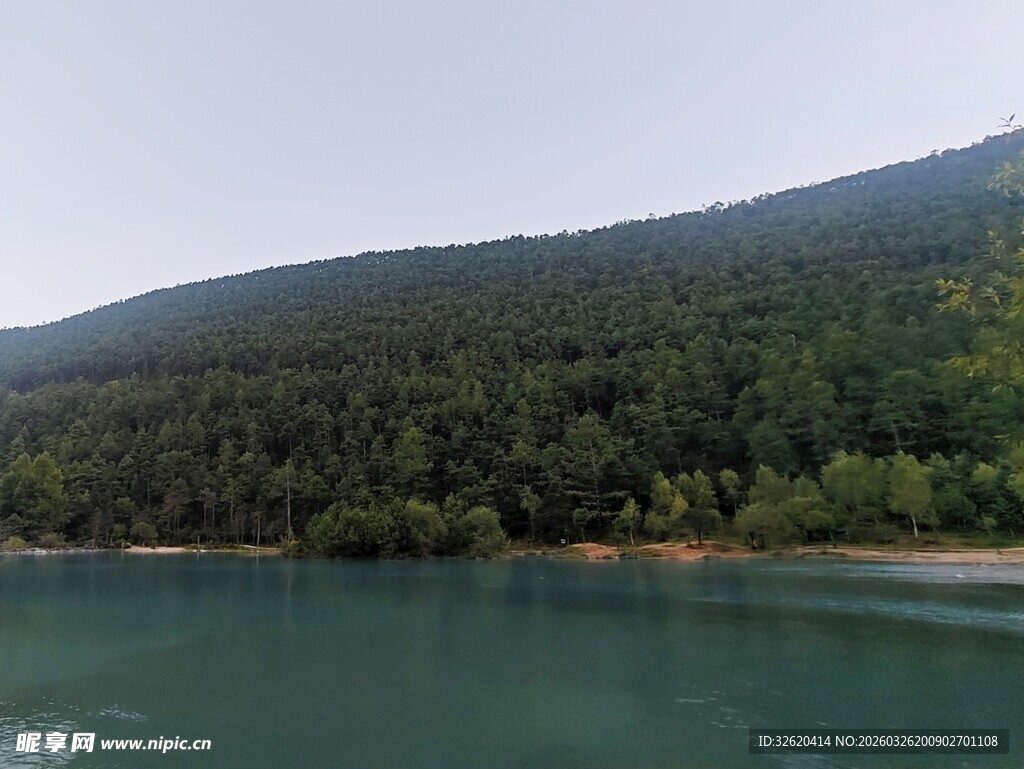 青山绿水间的宁静湖景