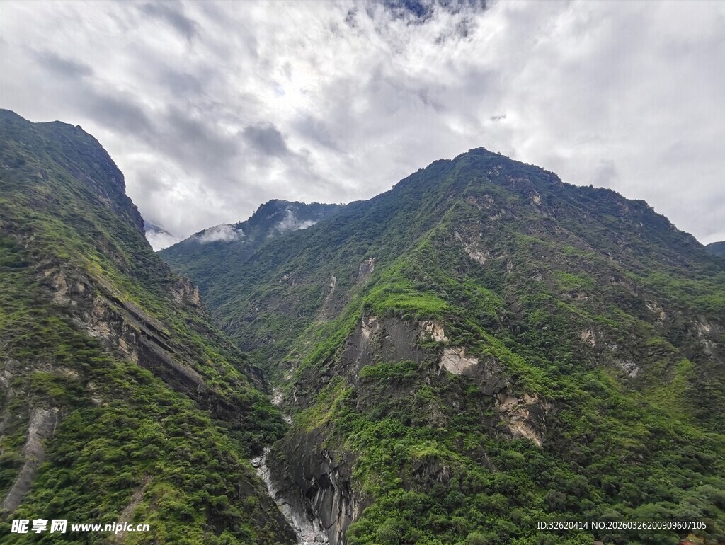 壮丽山谷间的巍峨山脉景观