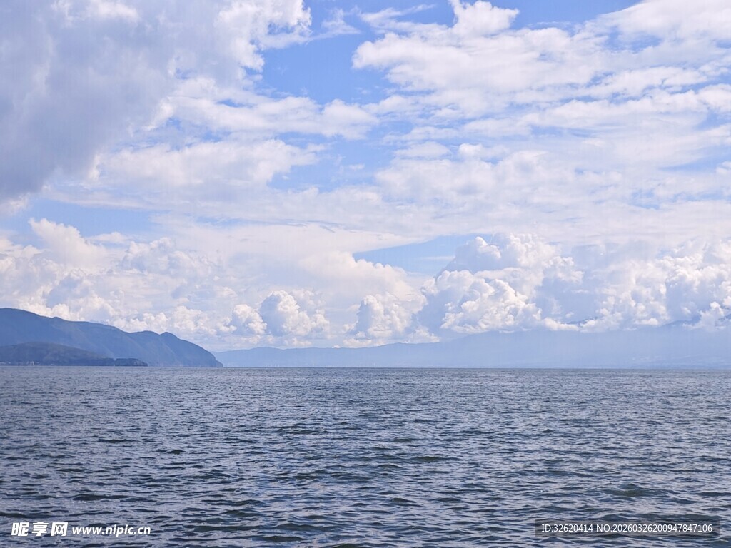广阔海面与远处山峦美景