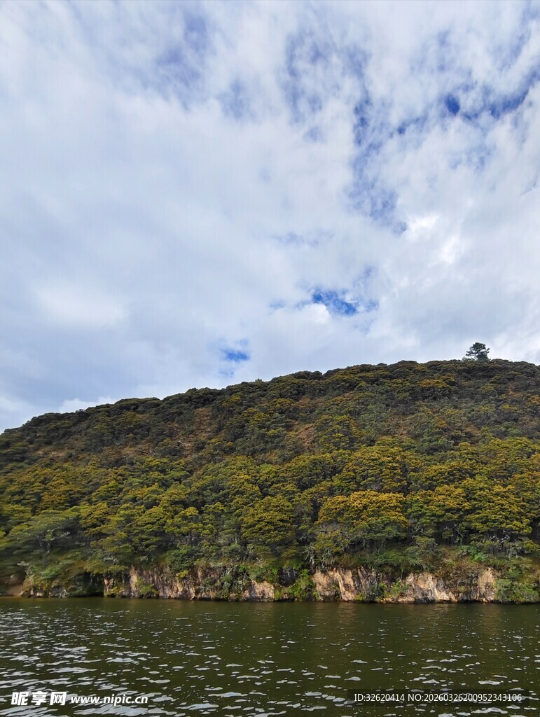 湖畔青山蓝天白云美景