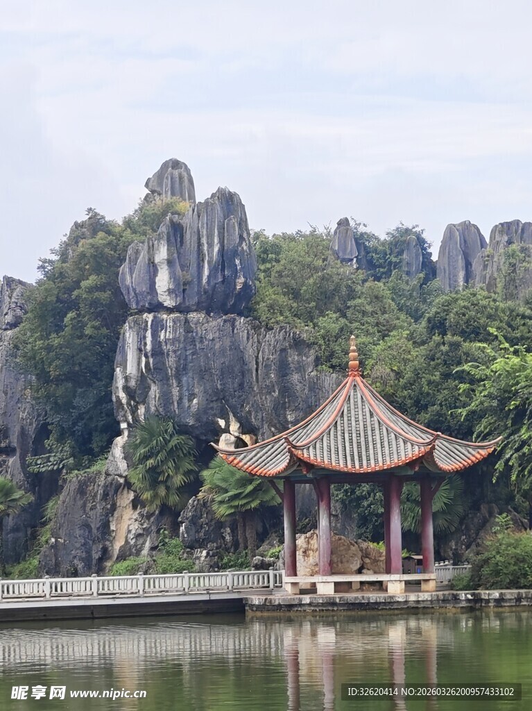 湖畔古亭与奇峰秀丽景致