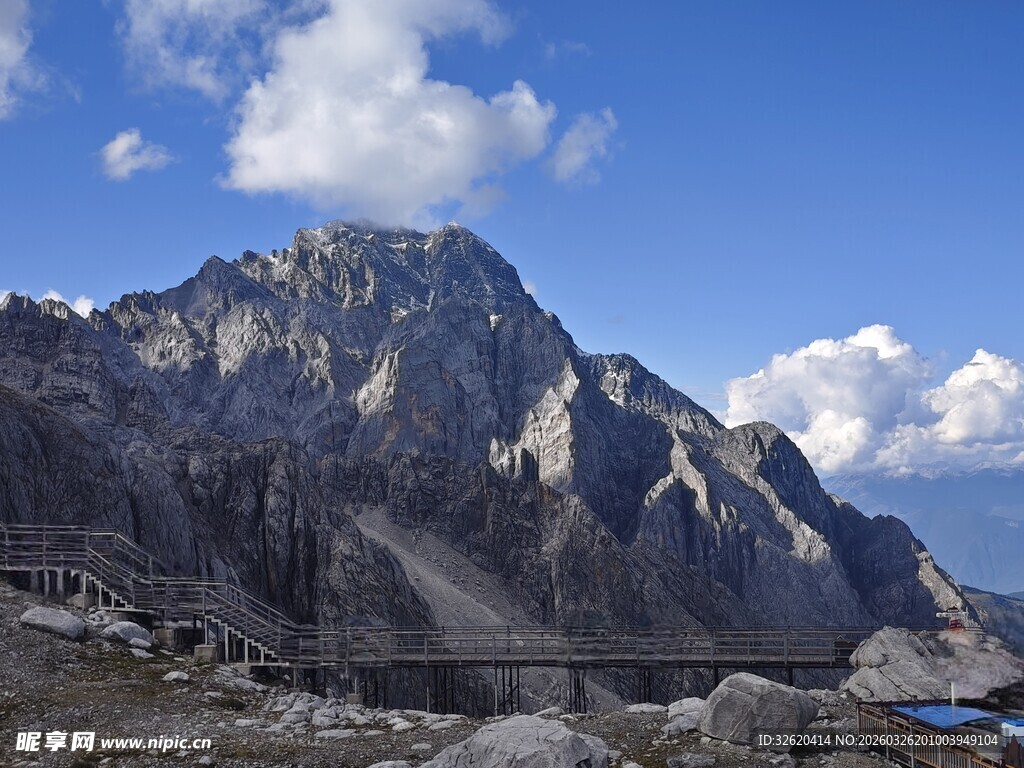 巍峨高山与蓝天白云美景