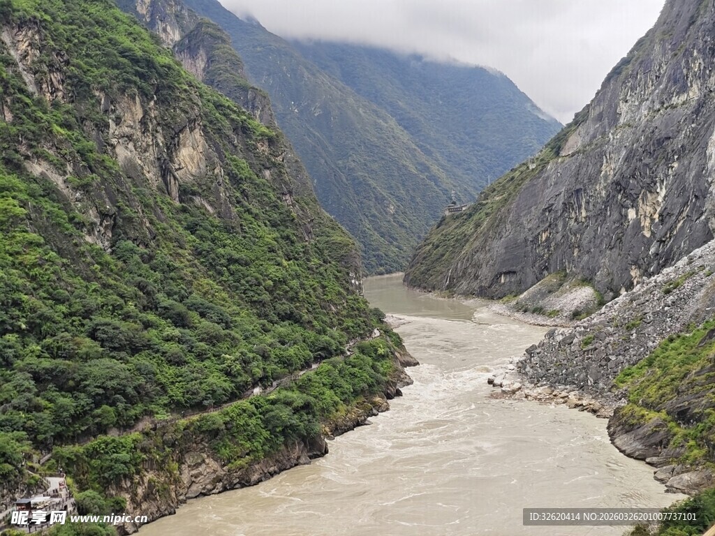 壮丽峡谷中的湍急河流