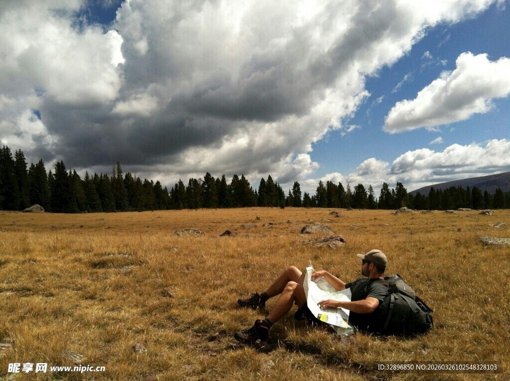 草原上惬意野餐的两人