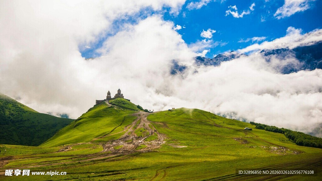 青山蓝天间的壮美风光
