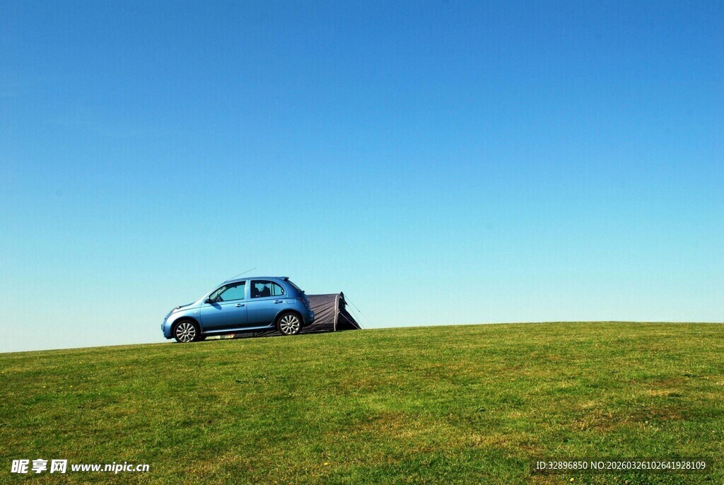 草原上的蓝色汽车