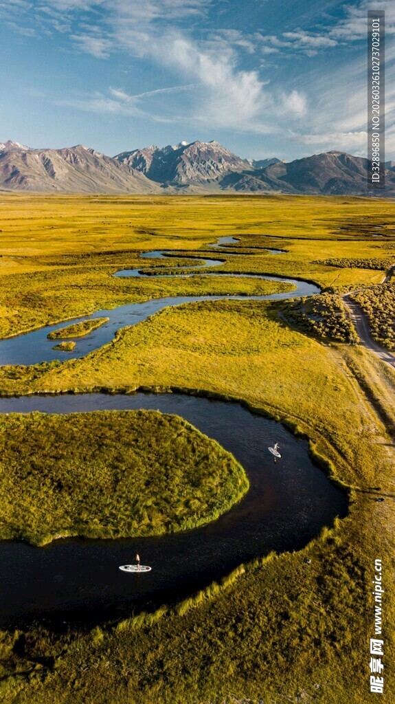 草原公路蜿蜒于壮美天地间