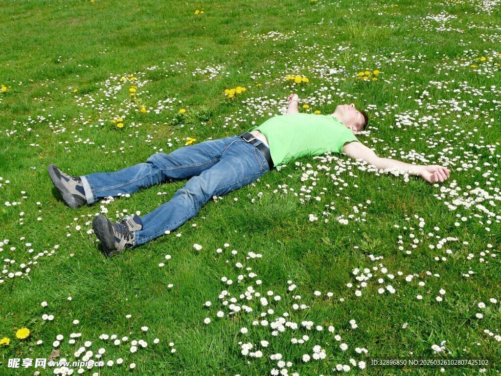女子草地惬意躺卧
