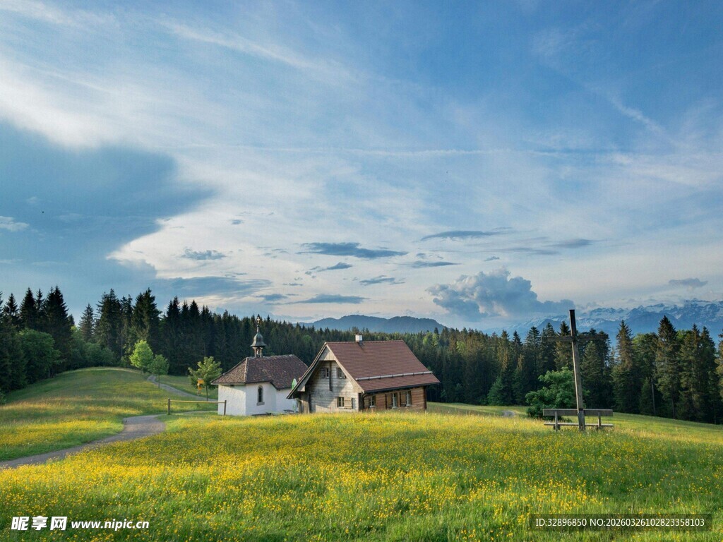 田园小屋绿野蓝天美景