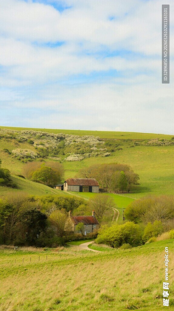 田园风光中的温馨小屋