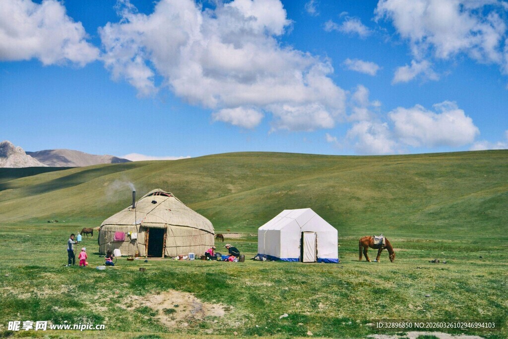 草原上的蒙古包与马群
