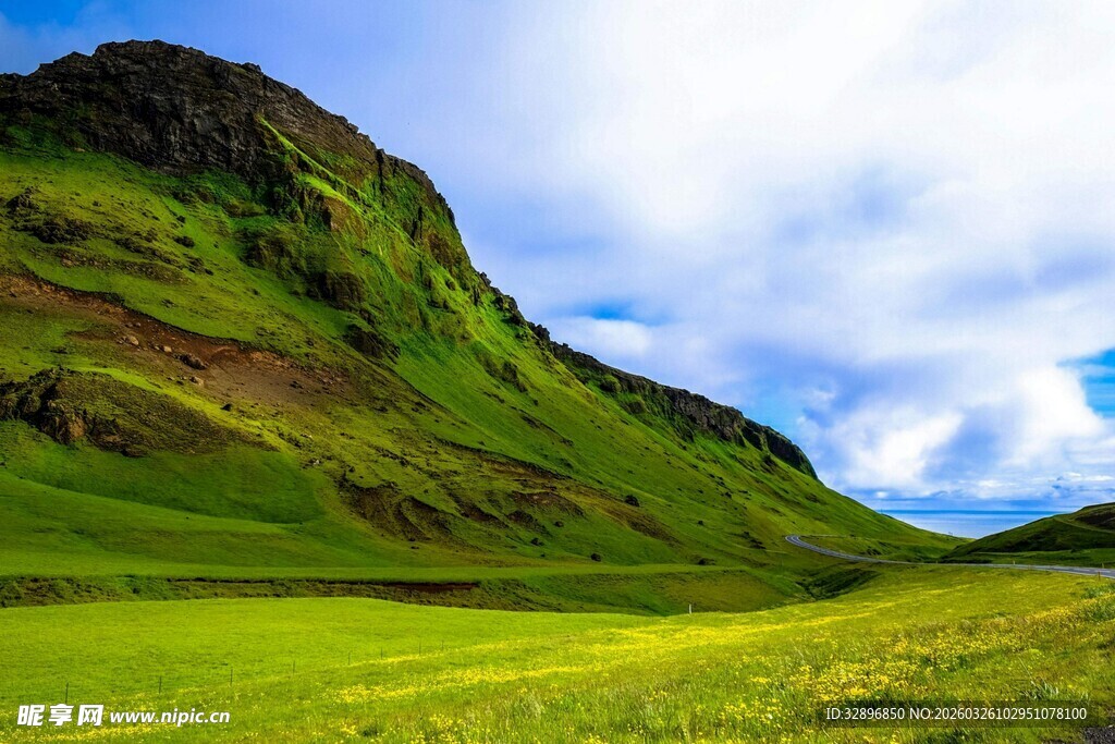 翠绿山野间的美丽风光