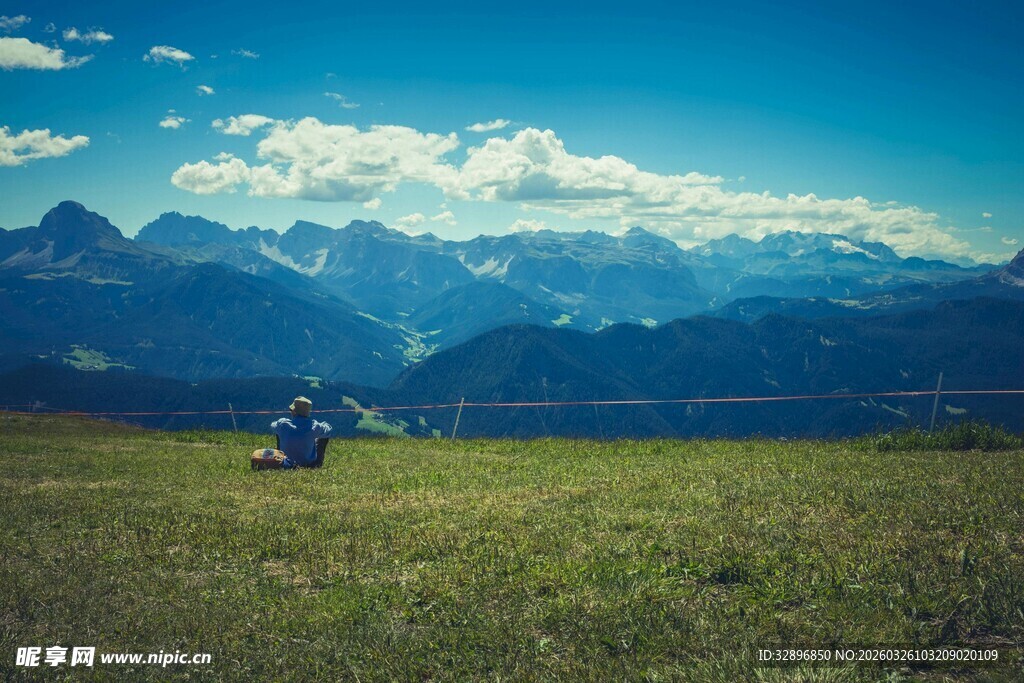 草原上的摩托车与远山