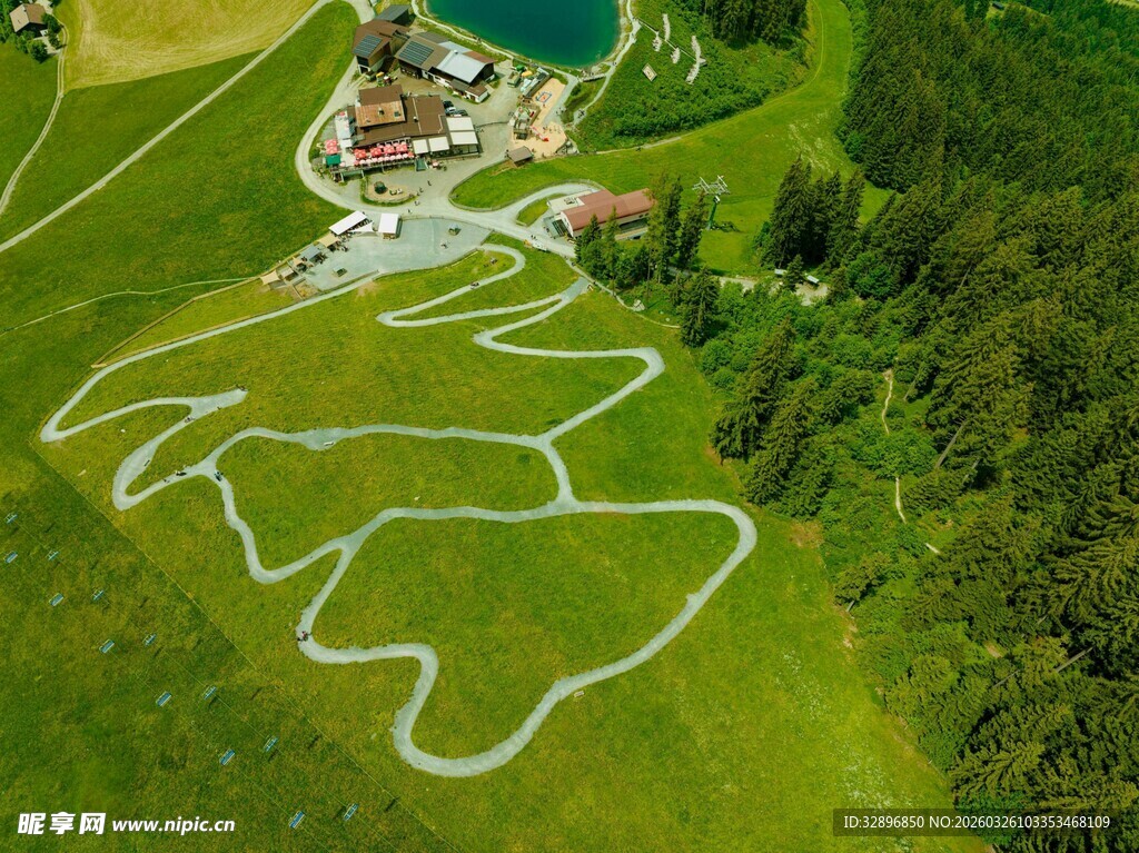 空中俯瞰独特绿地景观