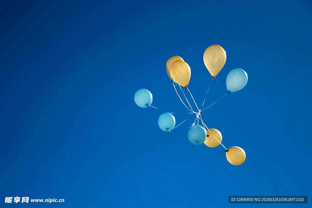 蓝色背景下的多彩气球
