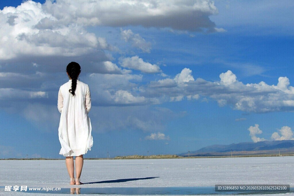白衣女子于旷野望蓝天白云