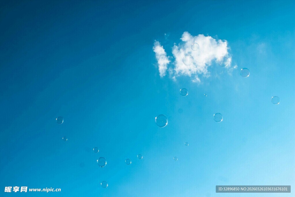 蓝天中的零散白云