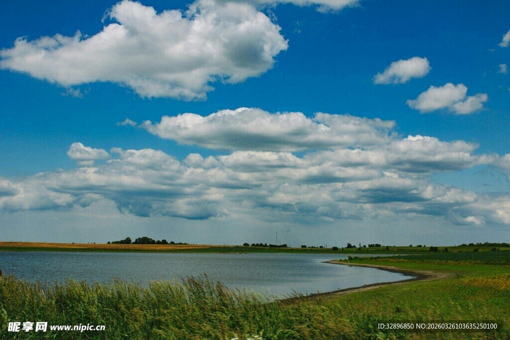 湖畔蓝天草地美丽风光