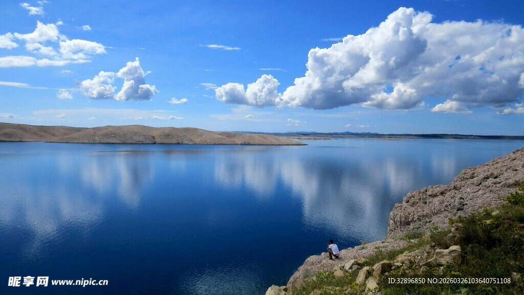 宁静湖景蓝天白云倒影