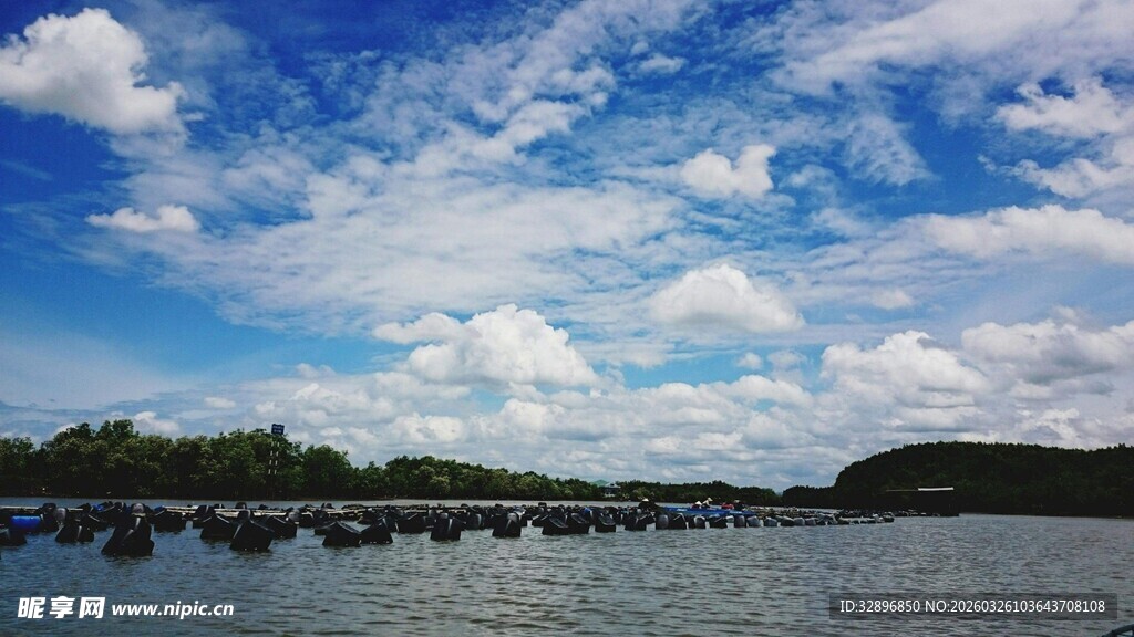 湖畔蓝天绿树风景如画