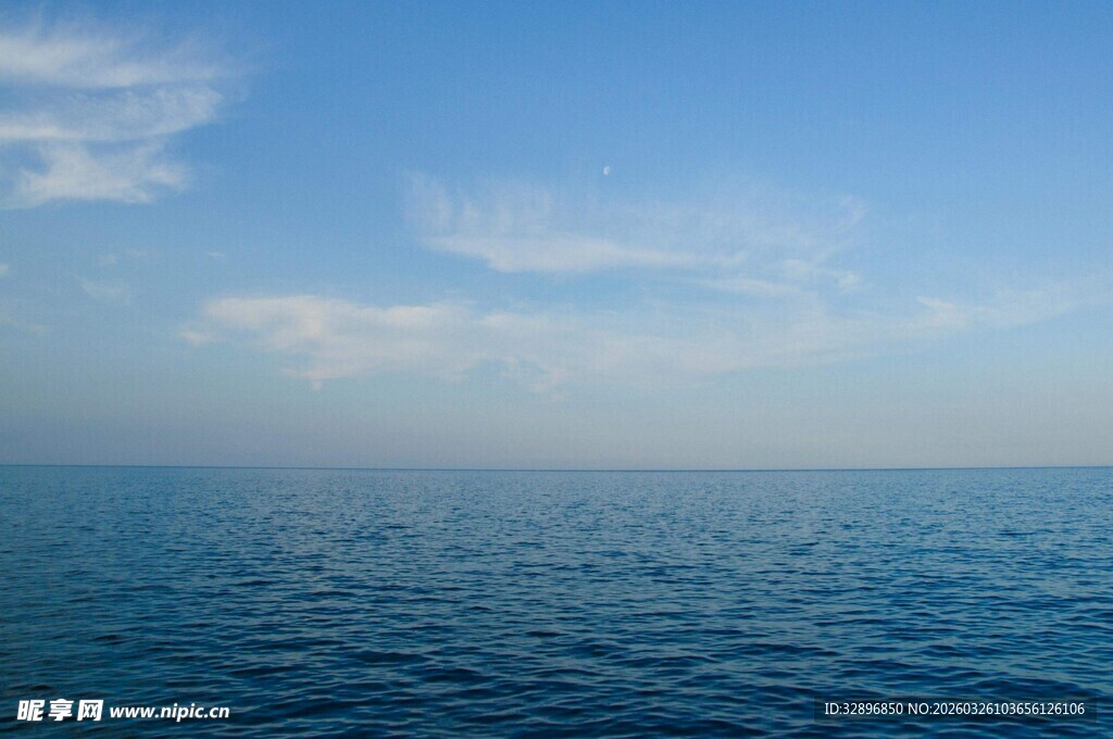 广阔蔚蓝大海与晴朗天空