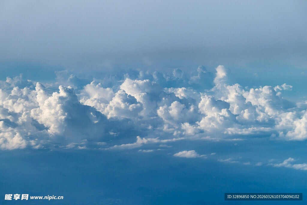 高空之上的壮丽云朵景观