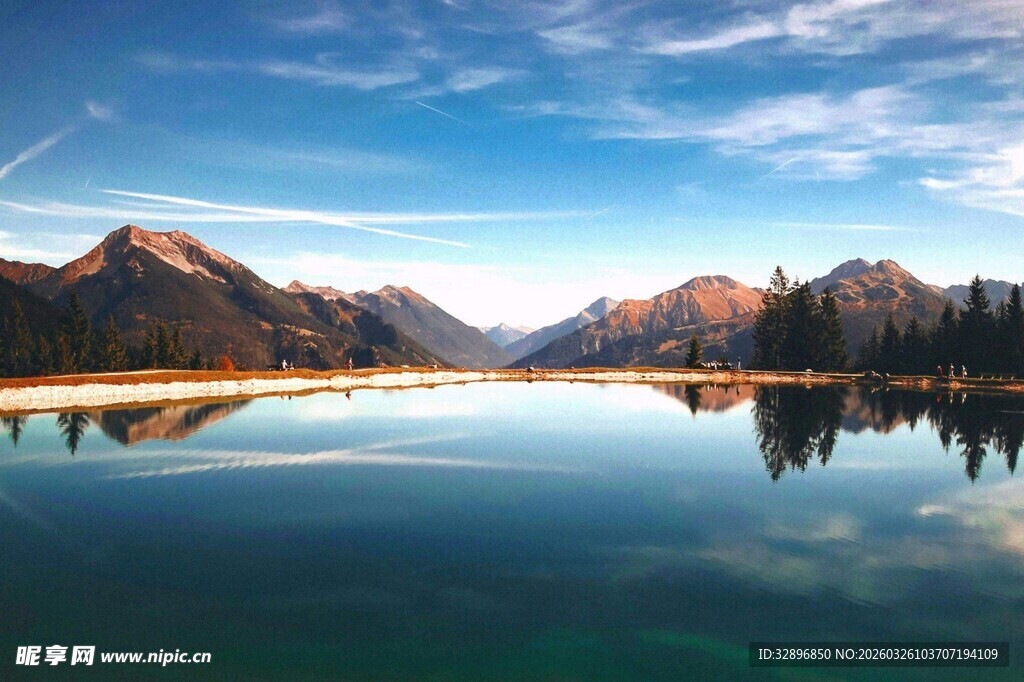 宁静山水间的美丽倒影