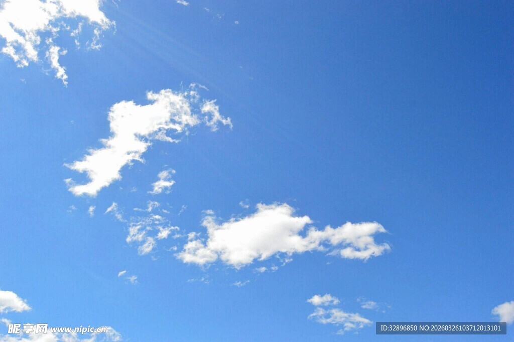 蓝天飘白云