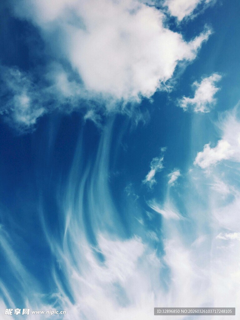 梦幻蓝天与飘逸云朵