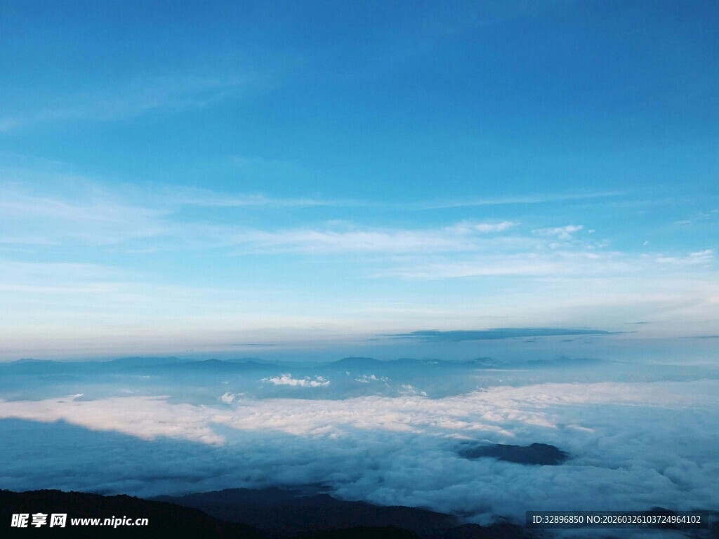 云海之上的蓝天美景
