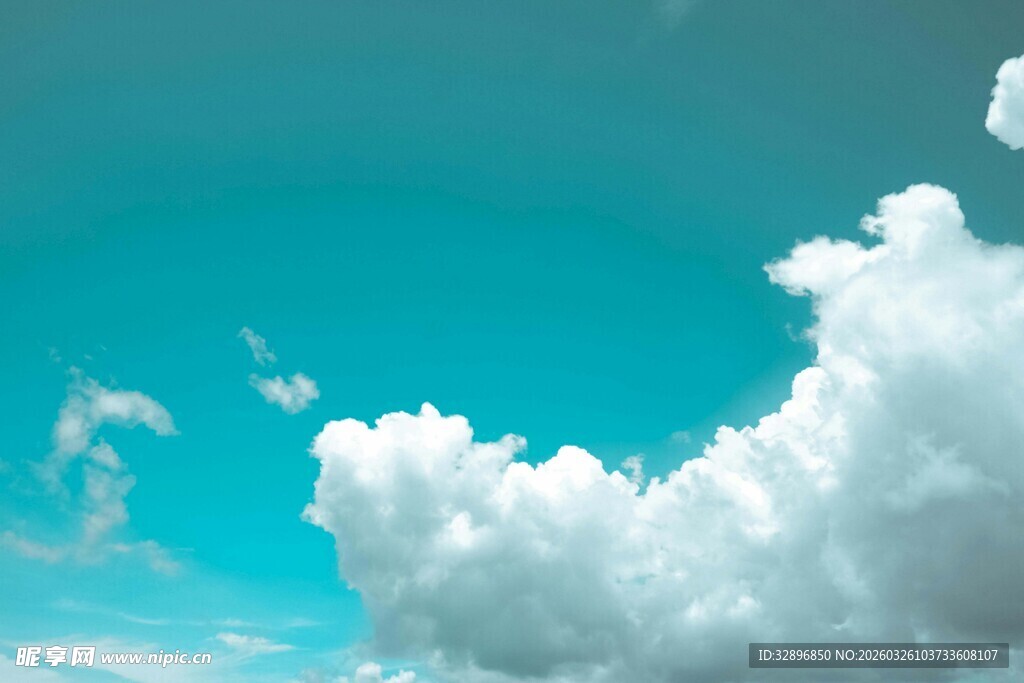 蓝天中的蓬松白云