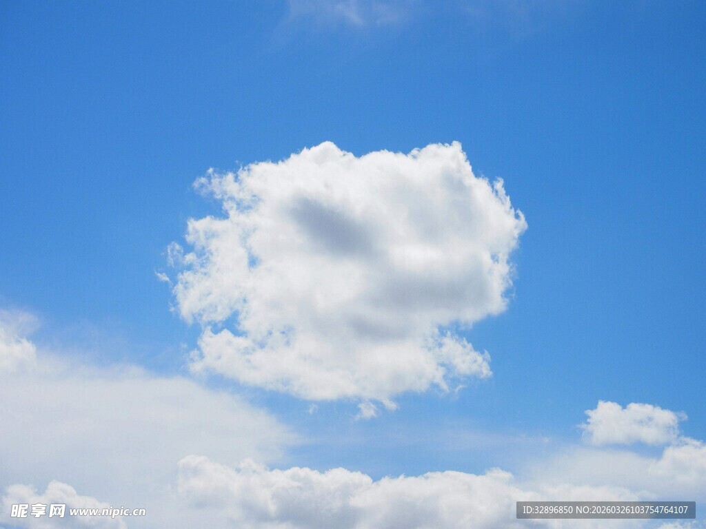 蓝天中的一朵蓬松白云