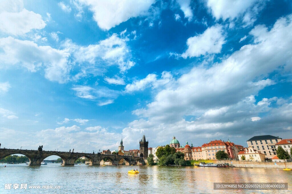 河畔城市风光蓝天白云美景