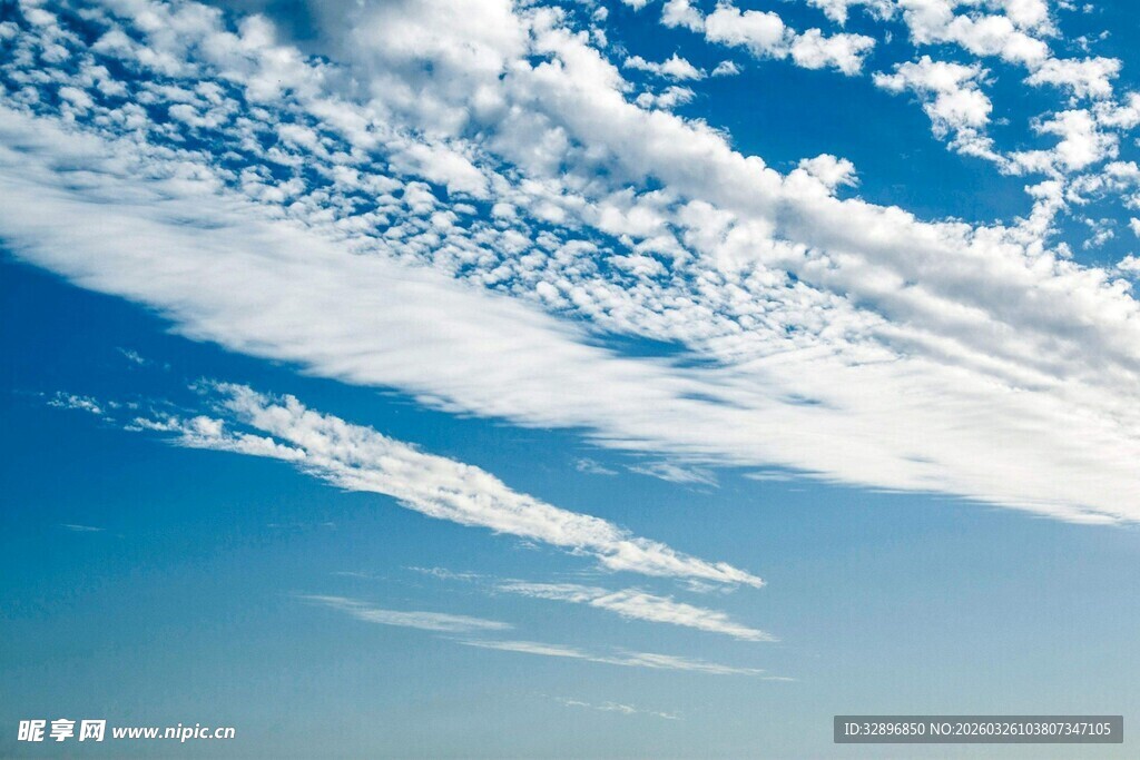 晴朗蓝天中的飘逸白云