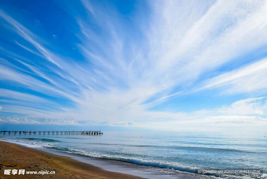 海边美景天空与海浪交映