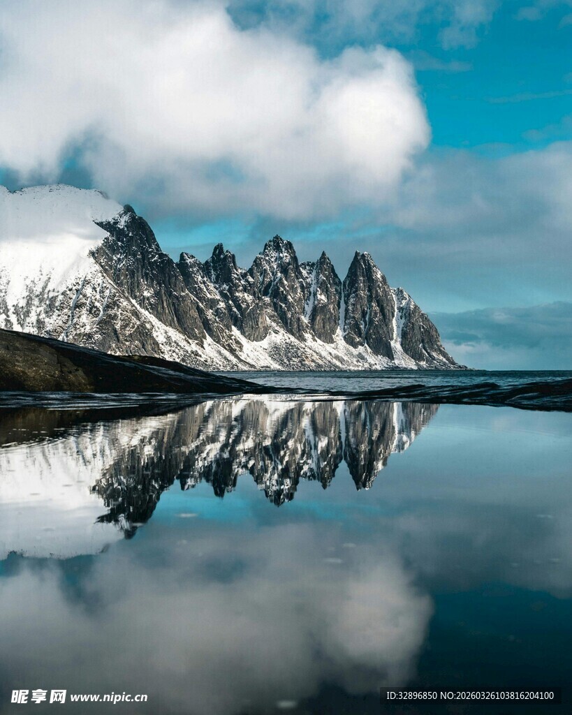雪山倒影在平静湖面奇观