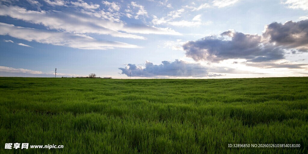 广袤草原与天际流云