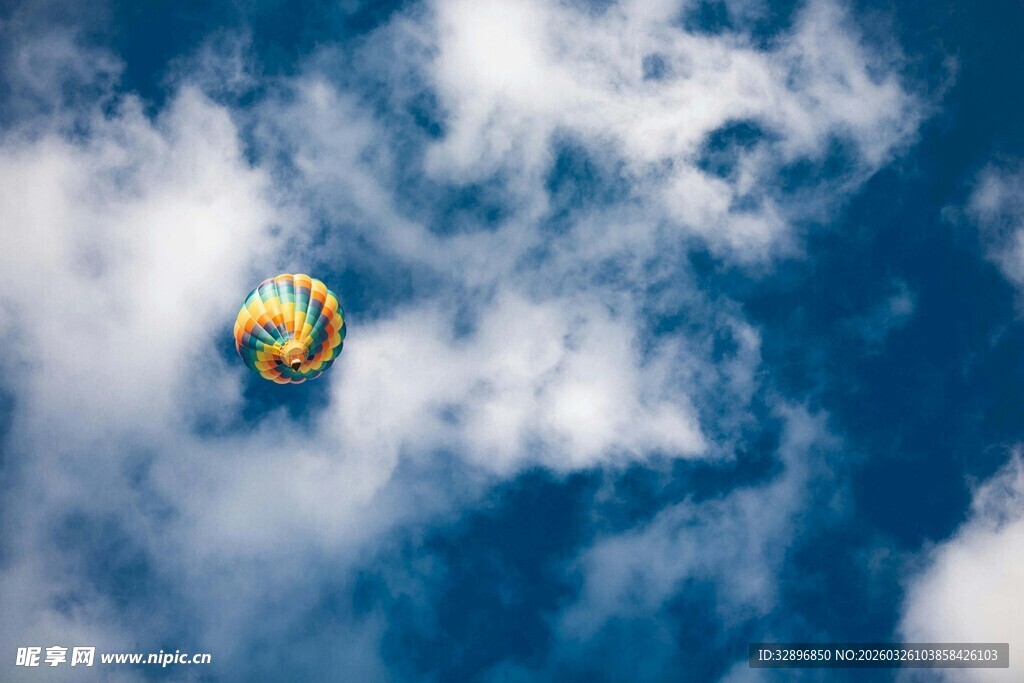 蓝天下的多彩热气球