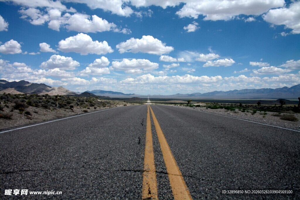 空旷公路伸向远方
