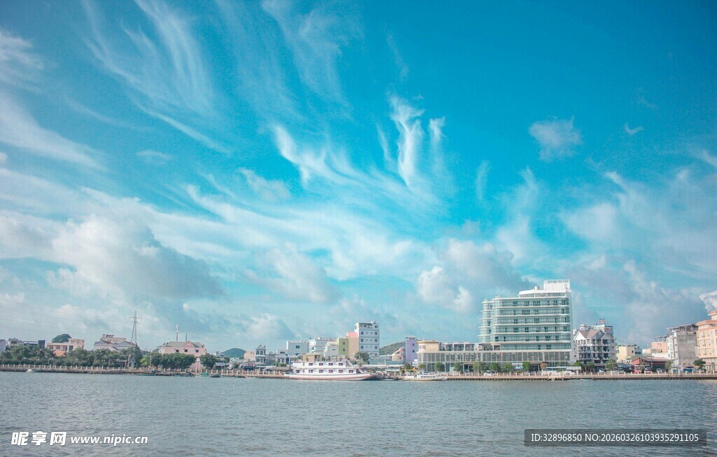 河畔城市风光蓝天白云