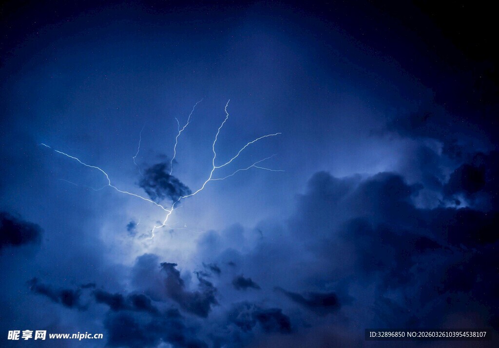 夜空中的闪电奇观
