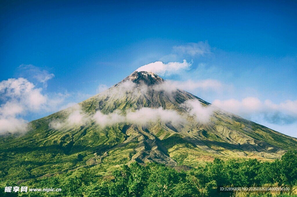 壮丽山峰云雾缭绕景观