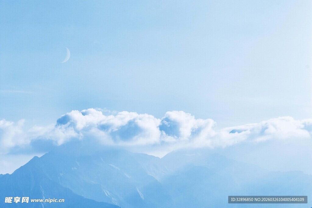 蓝天白云下的壮丽山峦