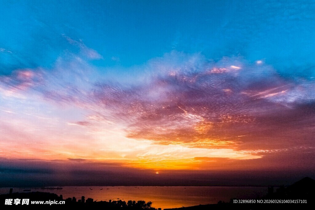 绚丽晚霞下的绝美天际线