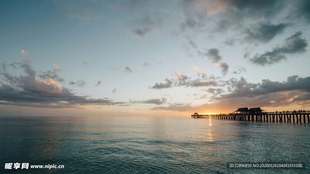 海边日暮下的宁静码头