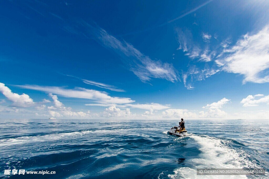 海上冲浪者畅享自由时光