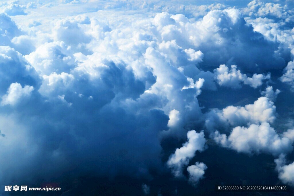 高空视角下的壮丽云海