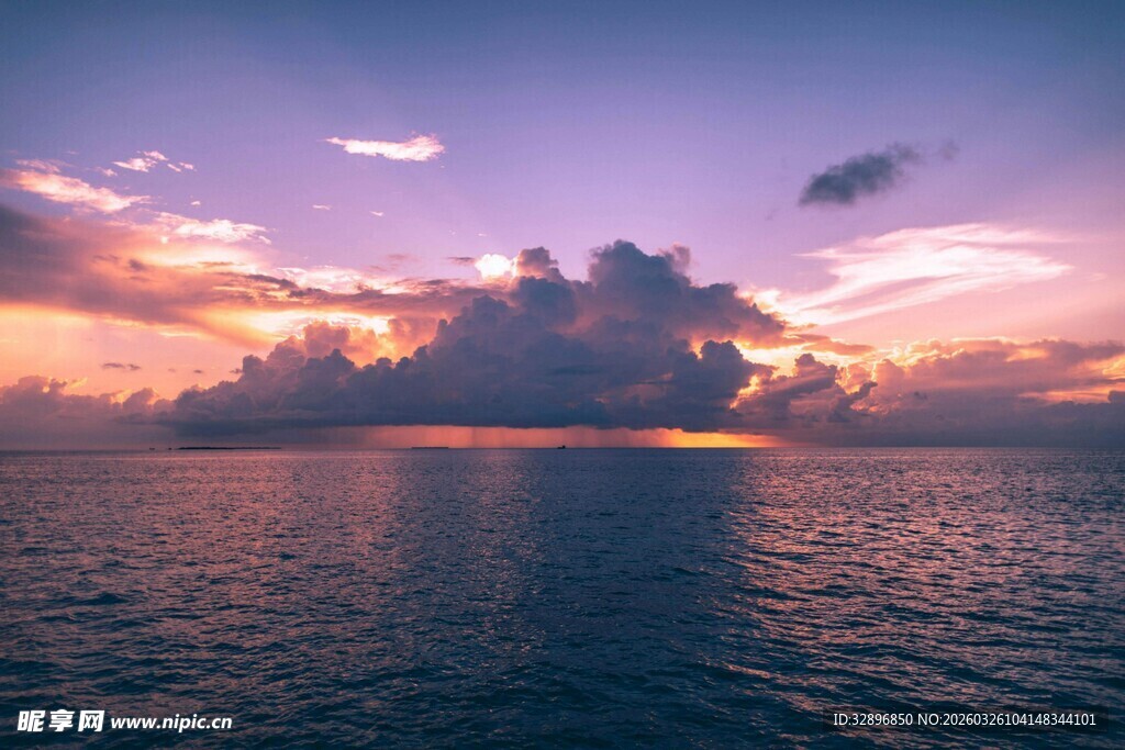 海上壮丽晚霞美景
