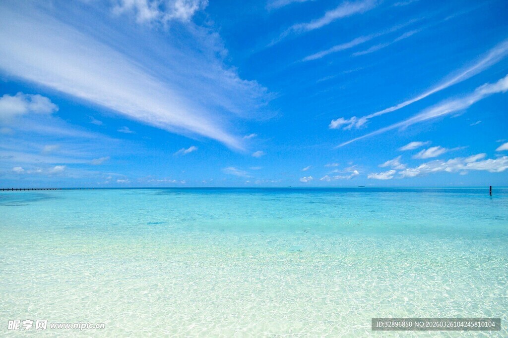 碧海蓝天的美丽海滨风光