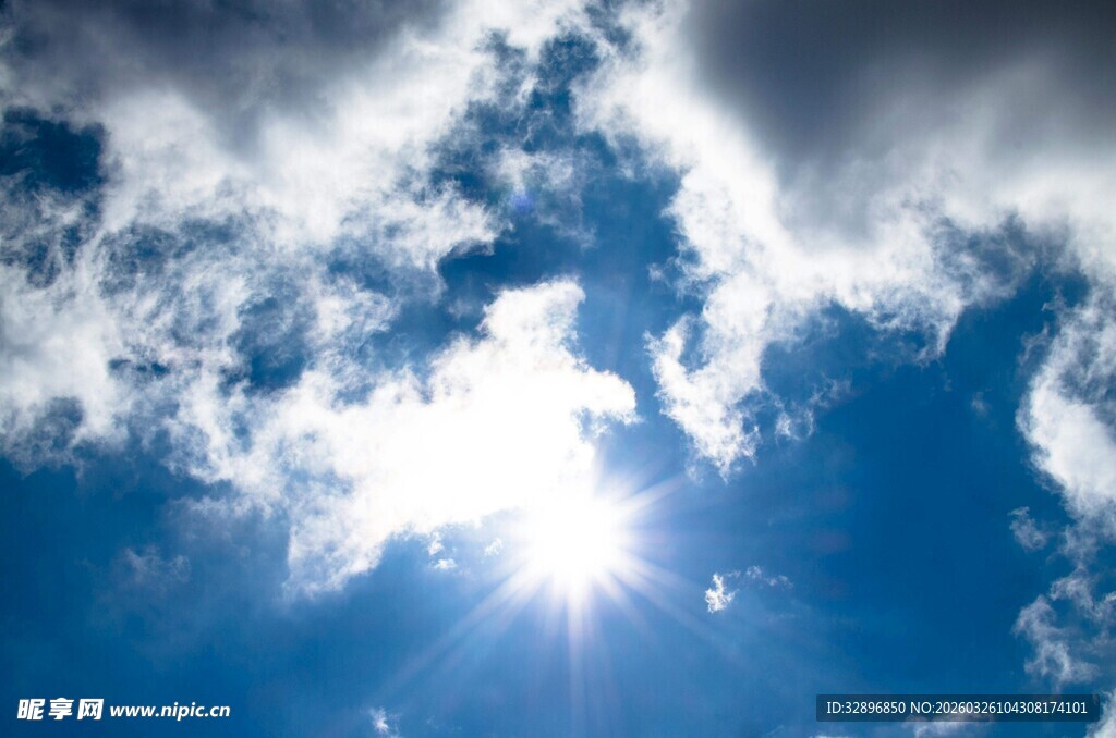 晴朗蓝天中的耀眼阳光